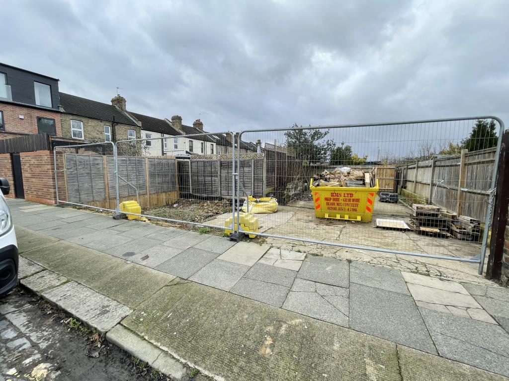 Lot: 95 - VACANT LAND WITH PLANNING - Vacant parcel of land with garage demolished and planning for 2 bedroom dwelling